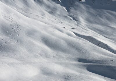 Kayakta Dönüş Teknikleri: Snowplow’dan Paralel Dönüşe Adım Adım Rehber - Fotoğraf: Antonis Karakonstantakis / Unsplash