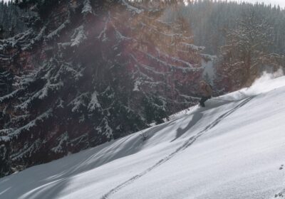 Off-Piste Kayak Rehberi: Derin Karda Güvenli ve Eğlenceli Deneyim - Fotoğraf: Fabian Kleiser / Unsplash