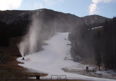 Arapahoe Basin'de kar topları ekim ayında pisti suni karla kaplıyor, arkada az karlı dağ sırtı