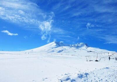 Karla kaplı Erciyes Dağı eteklerinde kayak pistleri ve mekanik tesisler