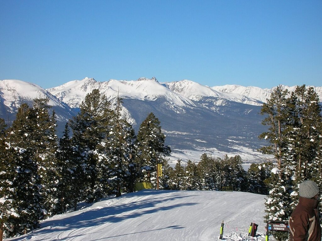 Keystone Resort'ta Schoolmarm pistinden karlı Tenmile sıradağlarının görünümü
