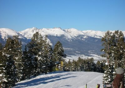 Keystone Resort'ta Schoolmarm pistinden karlı Tenmile sıradağlarının görünümü