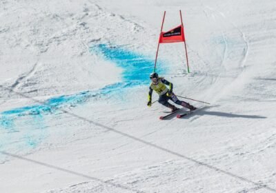 Paula Moltzan, ABD forması ve 14 numaralı göğüs numarasıyla büyük slalom kapısını dönerken