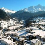 Karla kaplı Sölden köyü ve arkasında karlı Ötztal Alpleri zirveleri