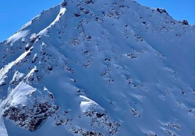 Verbier'deki Bec des Rosses dağının karla kaplı freeride yüzü
