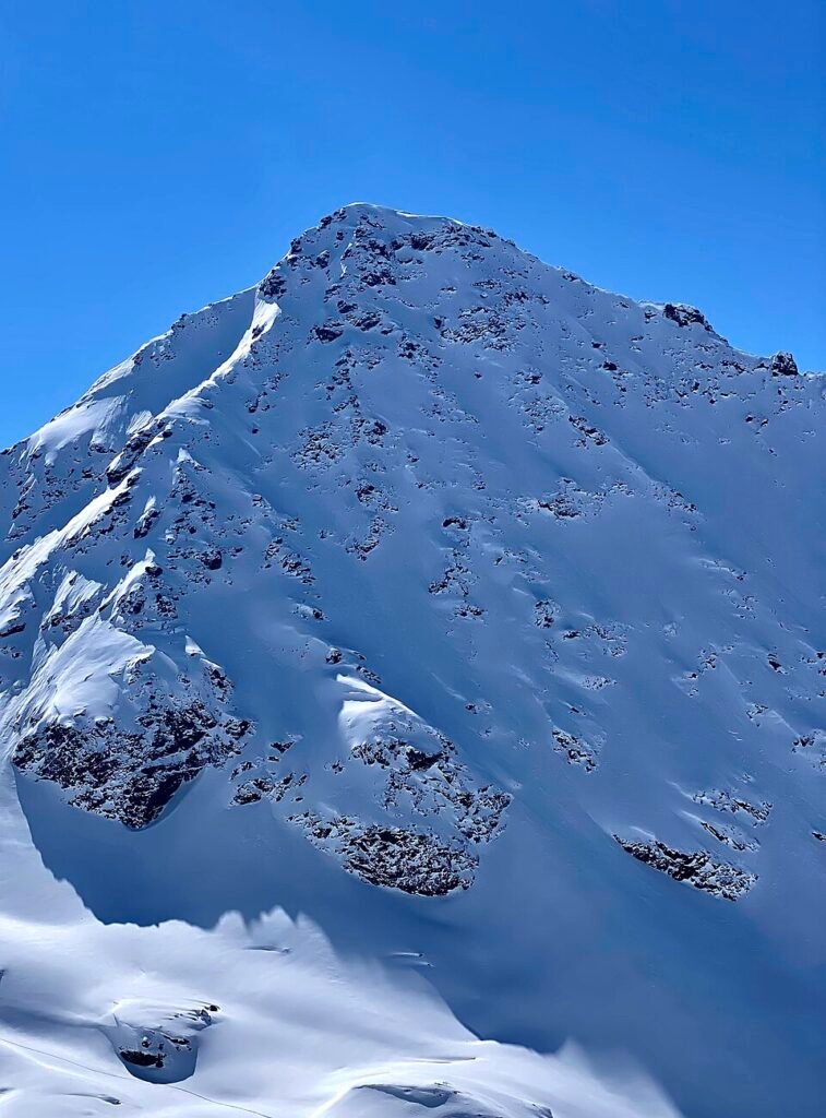 Verbier'deki Bec des Rosses dağının karla kaplı freeride yüzü